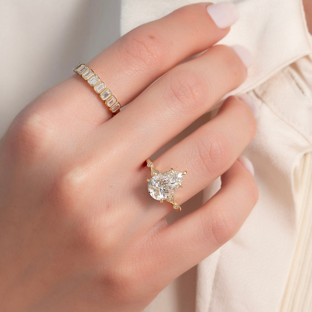 What Makes an Engagement Ring Vintage Style? 	       Vintage Style Engagement Rings: Defining the Look and Key Features        How to Recognize a Vintage Style Engagement Ring