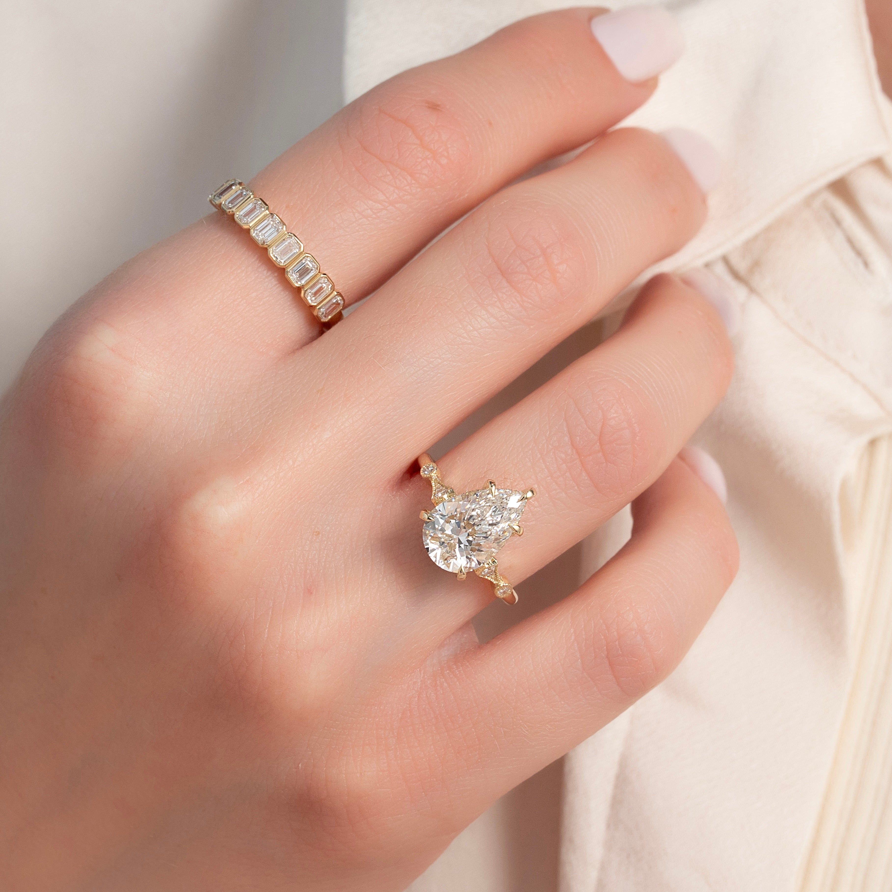What Makes an Engagement Ring Vintage Style? 	       Vintage Style Engagement Rings: Defining the Look and Key Features        How to Recognize a Vintage Style Engagement Ring