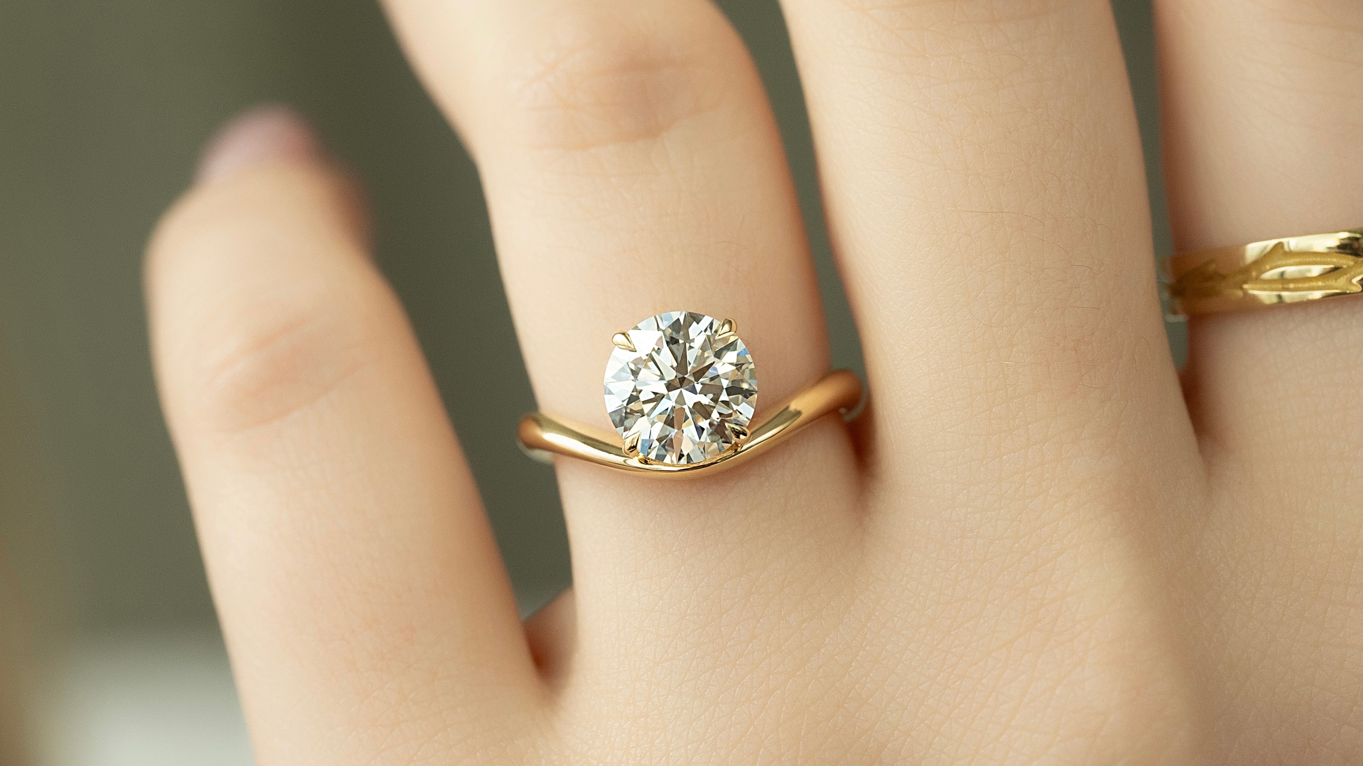 Curved & Captivating: Scarlett Johansson's Curved Engagement Ring Takes the Spotlight