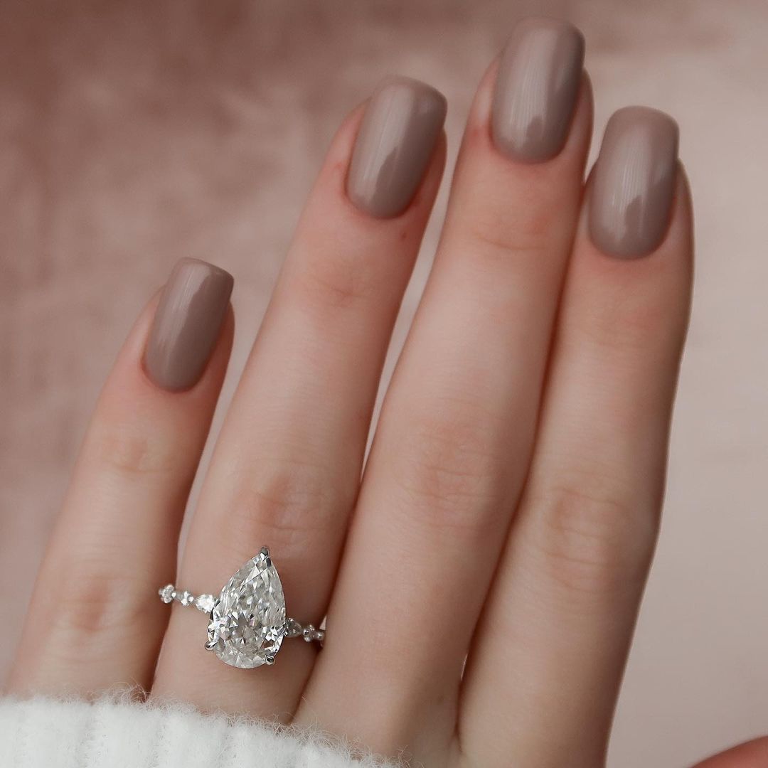Pear Shaped Engagement Rings